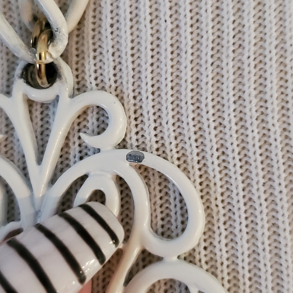 Vintage 1970s Crown TRIFARI White Enamel Floral/Scroll Pendant & Chain - Picture 5 of 12